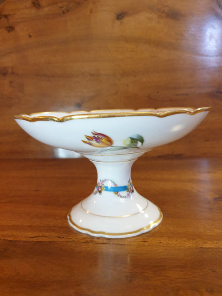 Jolie coupe sur pied début 19 ème en porcelaine signée Aimé Levasseur