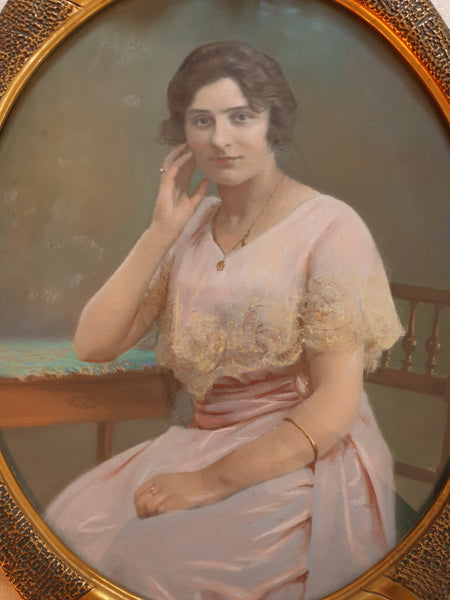 Pastel Art Déco, portrait de femme dans son cadre doré