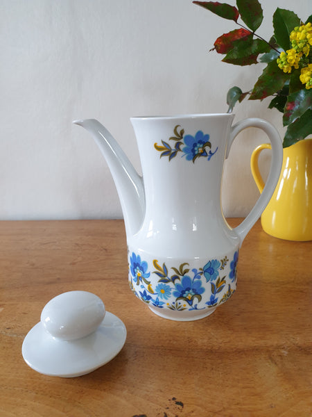 Cafetière en porcelaine motif fleurs bleues années 70