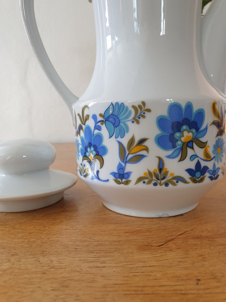 Cafetière en porcelaine motif fleurs bleues années 70