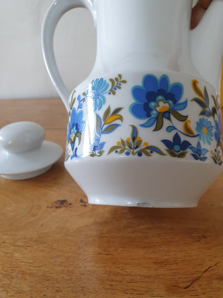 Cafetière en porcelaine motif fleurs bleues années 70