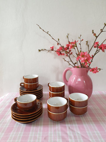 Ensemble de 10 tasses et soucoupes bistrot en faïence marron