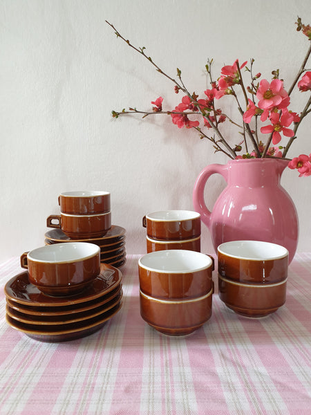 Ensemble de 10 tasses et soucoupes bistrot en faïence marron