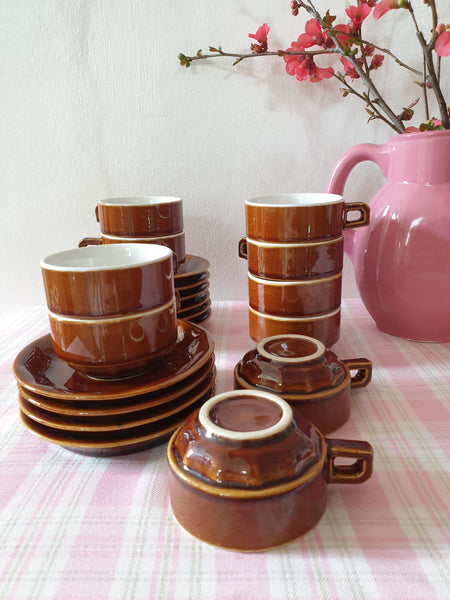 Ensemble de 10 tasses et soucoupes bistrot en faïence marron