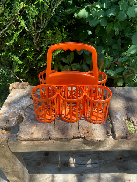 Porte-bouteilles 70’s en plastique orange.