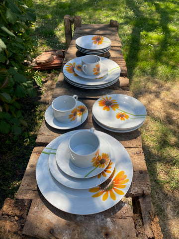 Service de table en porcelaine motif "Tournesol"