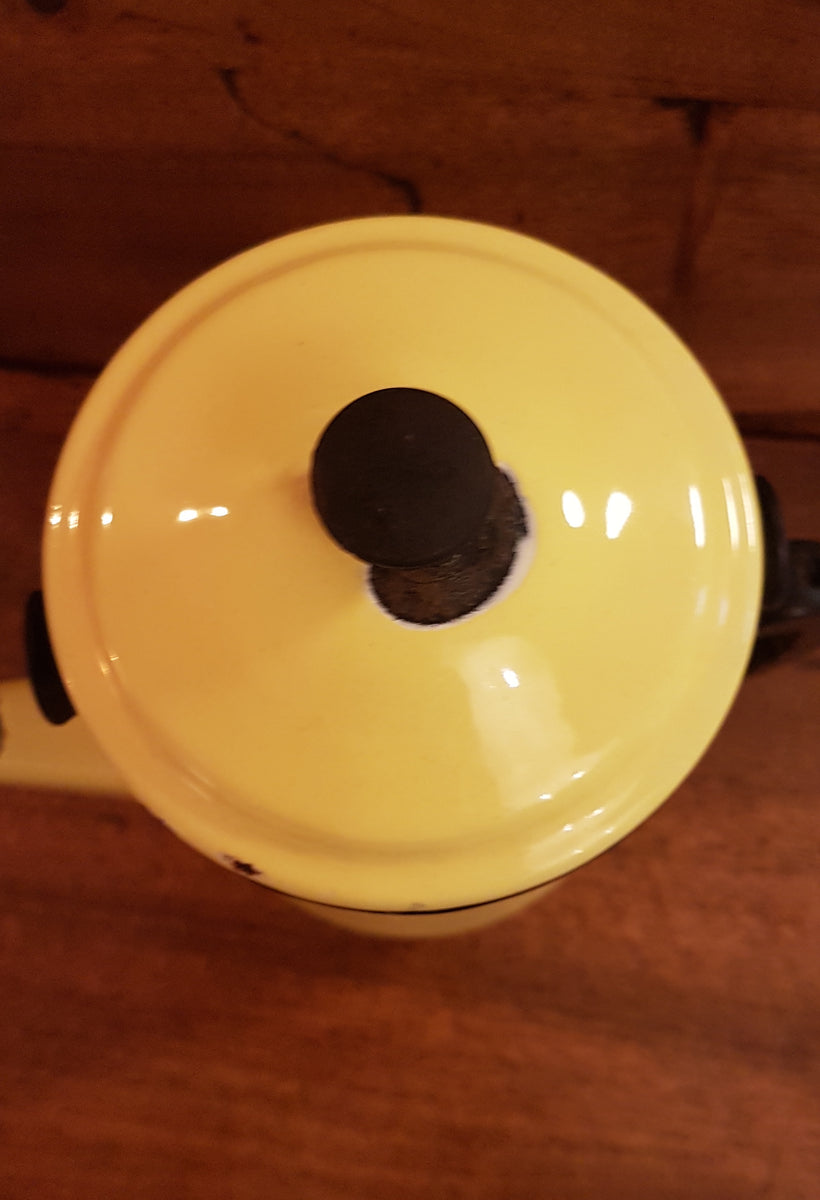 Ancienne cocotte noire jaune émaillée Vintage Cuisine années 50 Pyrex Japy Ancienne cocotte noire jaune émaillée Vintage Cuisine années 50 Pyrex Japy