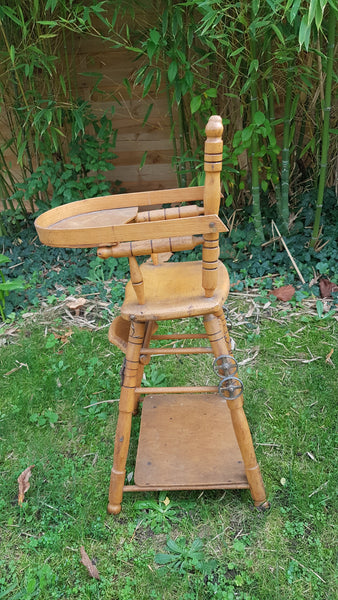 Chaise haute de poupée en bois