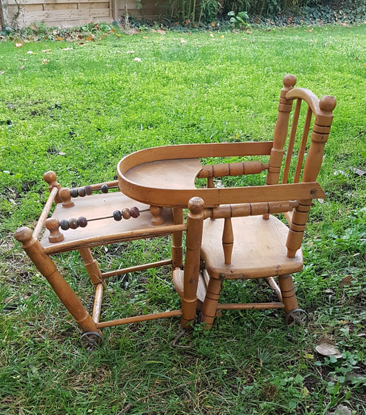 Chaise haute de poupée en bois