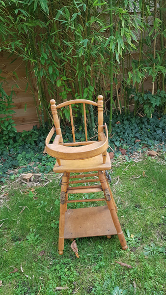 Chaise haute de poupée en bois